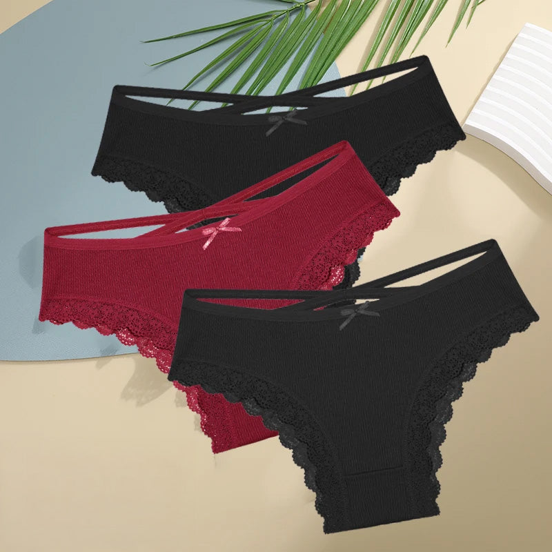 Figi z koronkowym wykończeniem - 3 sztuki