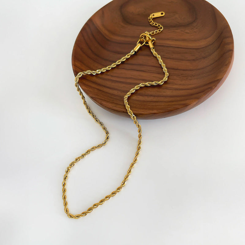 Naszyjnik w złotym kolorze