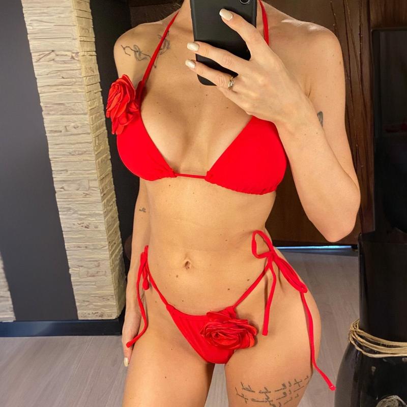Modne bikini z różą