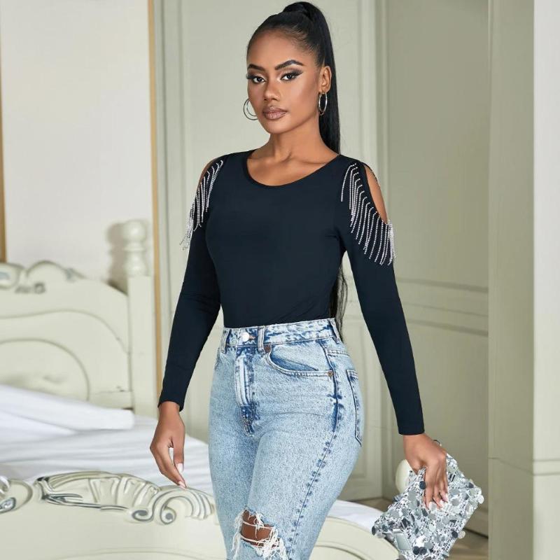 Body z wycięciami na ramionach