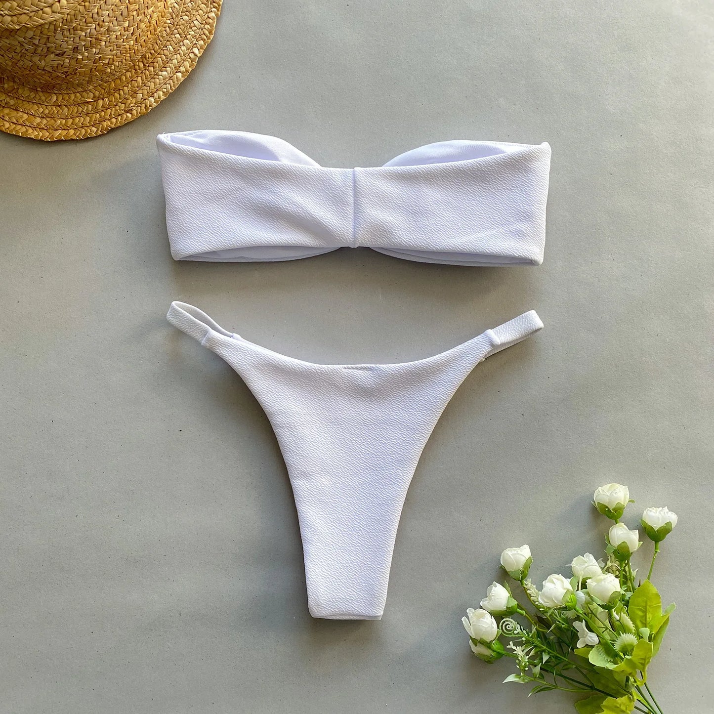 Białe bikini ze złotym detalem