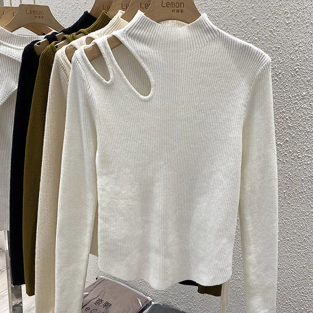 Sweter z wycięciem na ramieniu