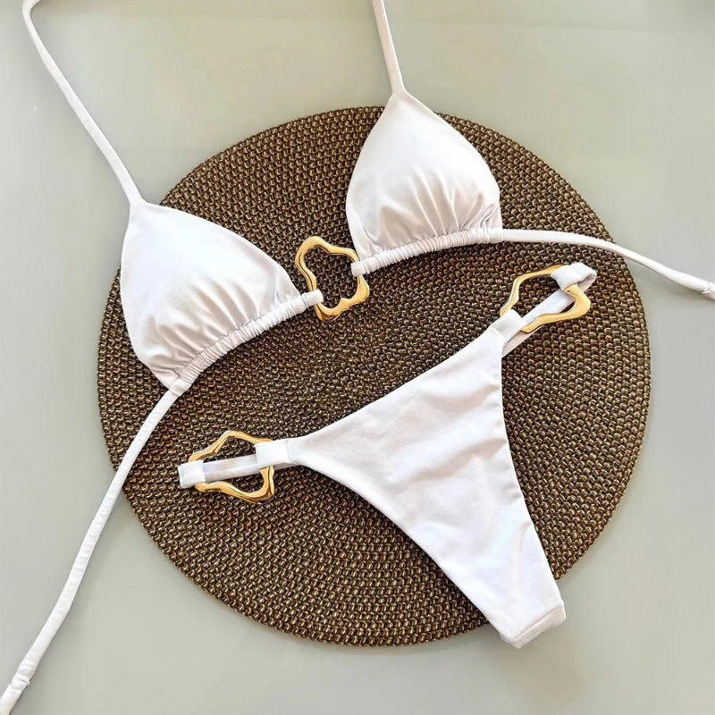 Bikini ze złotym akcentem