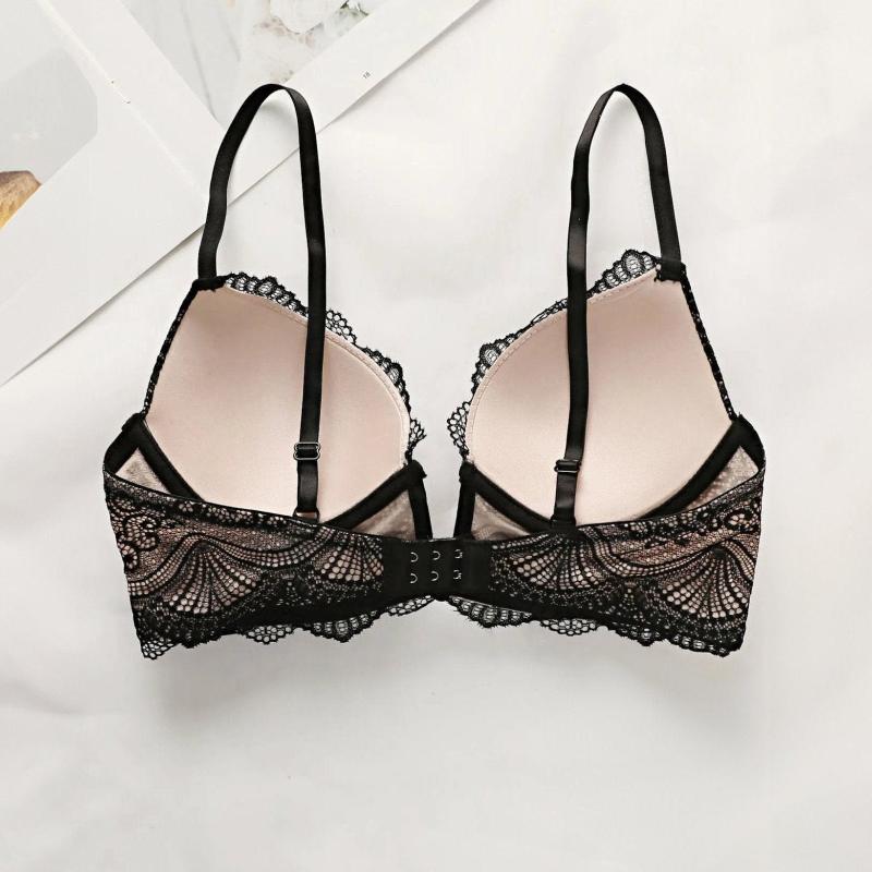 Koronkowy biustonosz z głębokim dekoltem