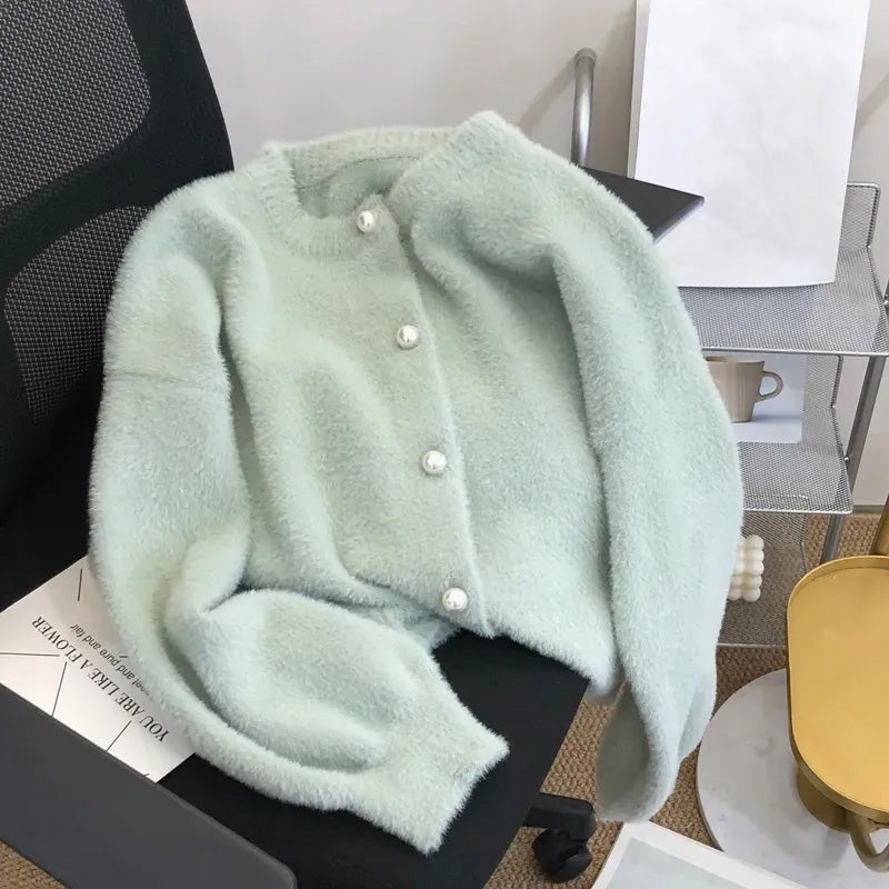 Sweter z ozdobnymi guzikami