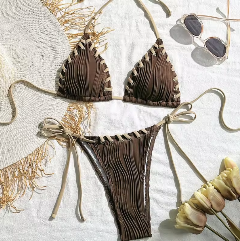 Bikini z ozdobnymi szwami