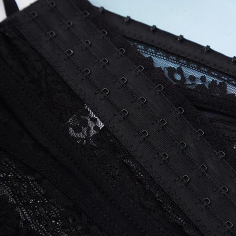 Gorset z pasem i majtkami