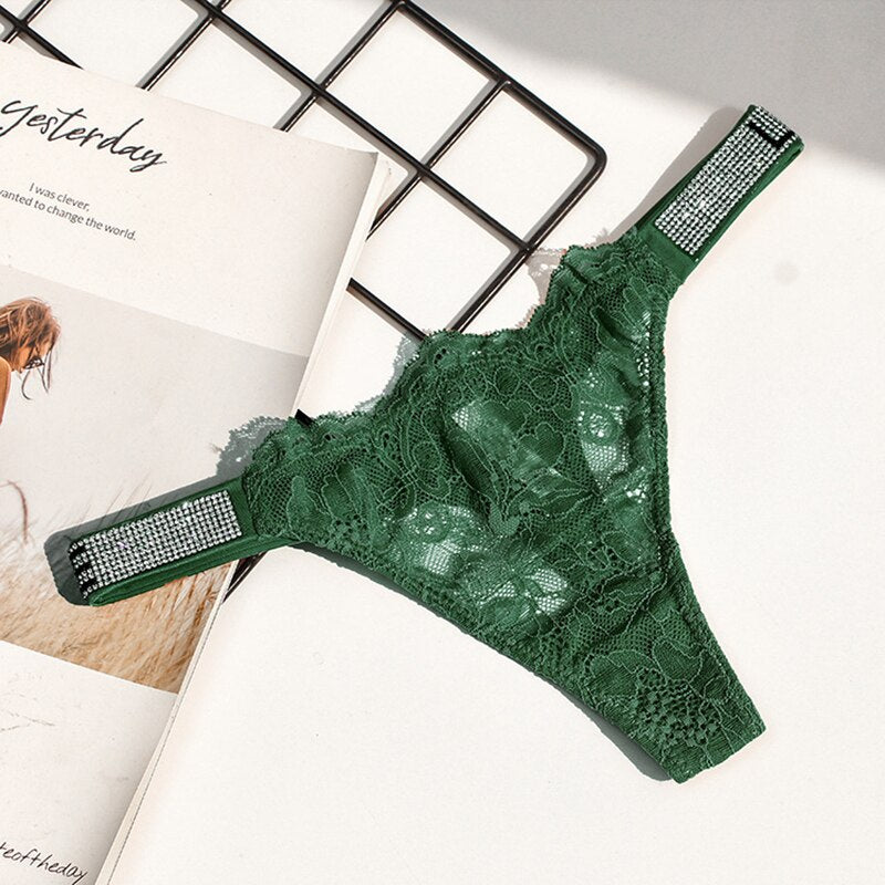 Stringi z diamentowym napisem