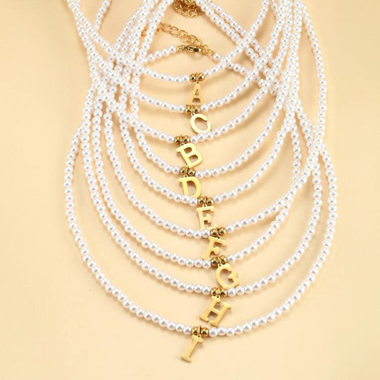 Naszyjnik z perełek z literką