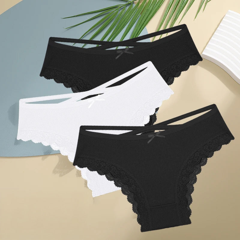 Figi z koronkowym wykończeniem - 3 sztuki