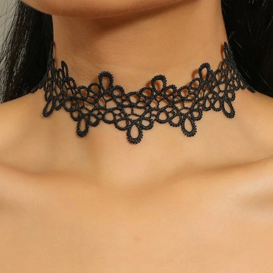 Ozdobny choker z koronki