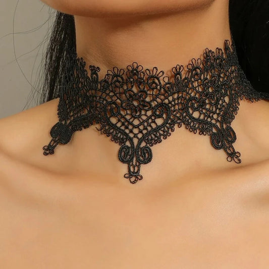 Ozdobny choker z koronki
