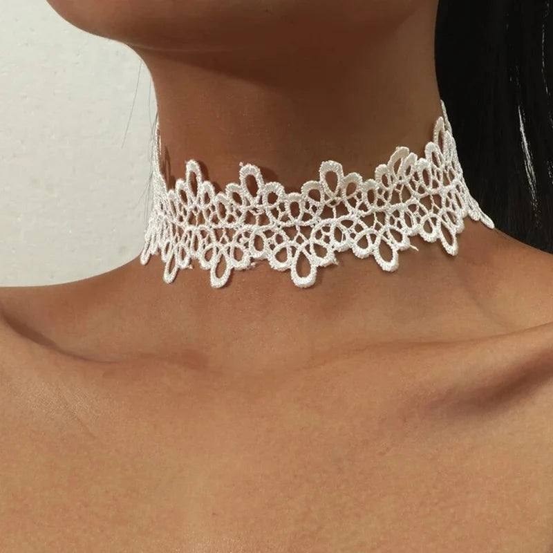 Ozdobny choker z koronki