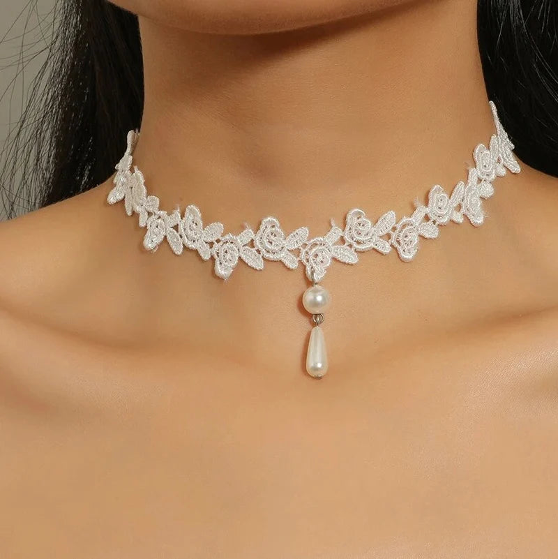 Ozdobny choker z koronki
