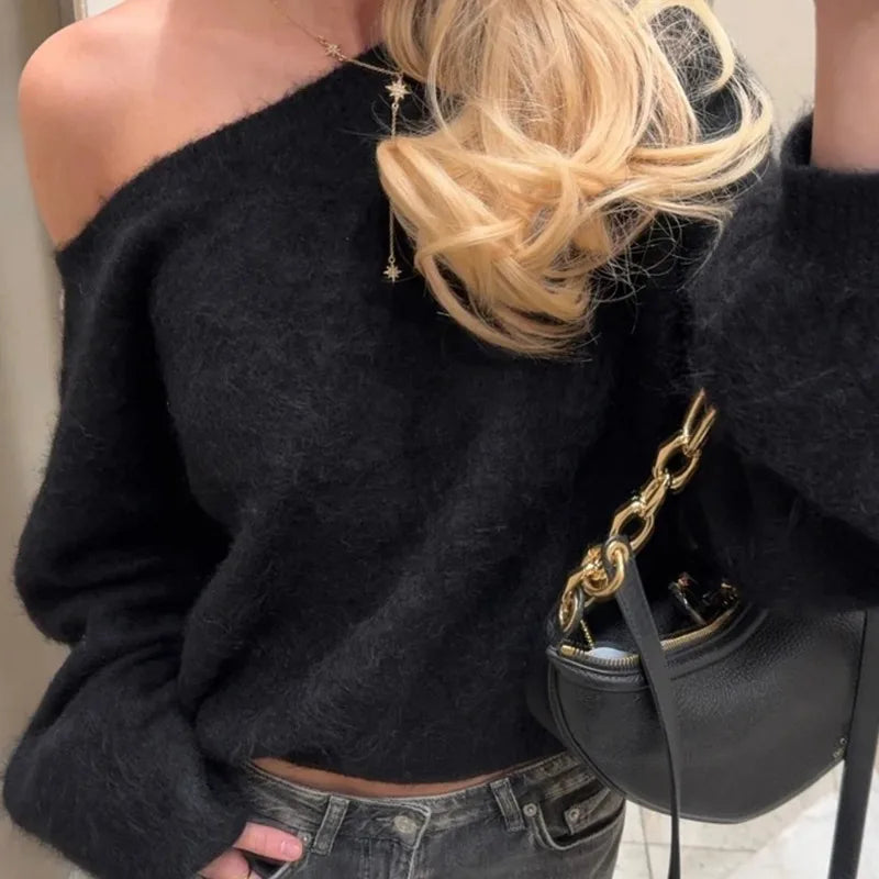 Puszysty sweter oversize z odkrytym ramieniem