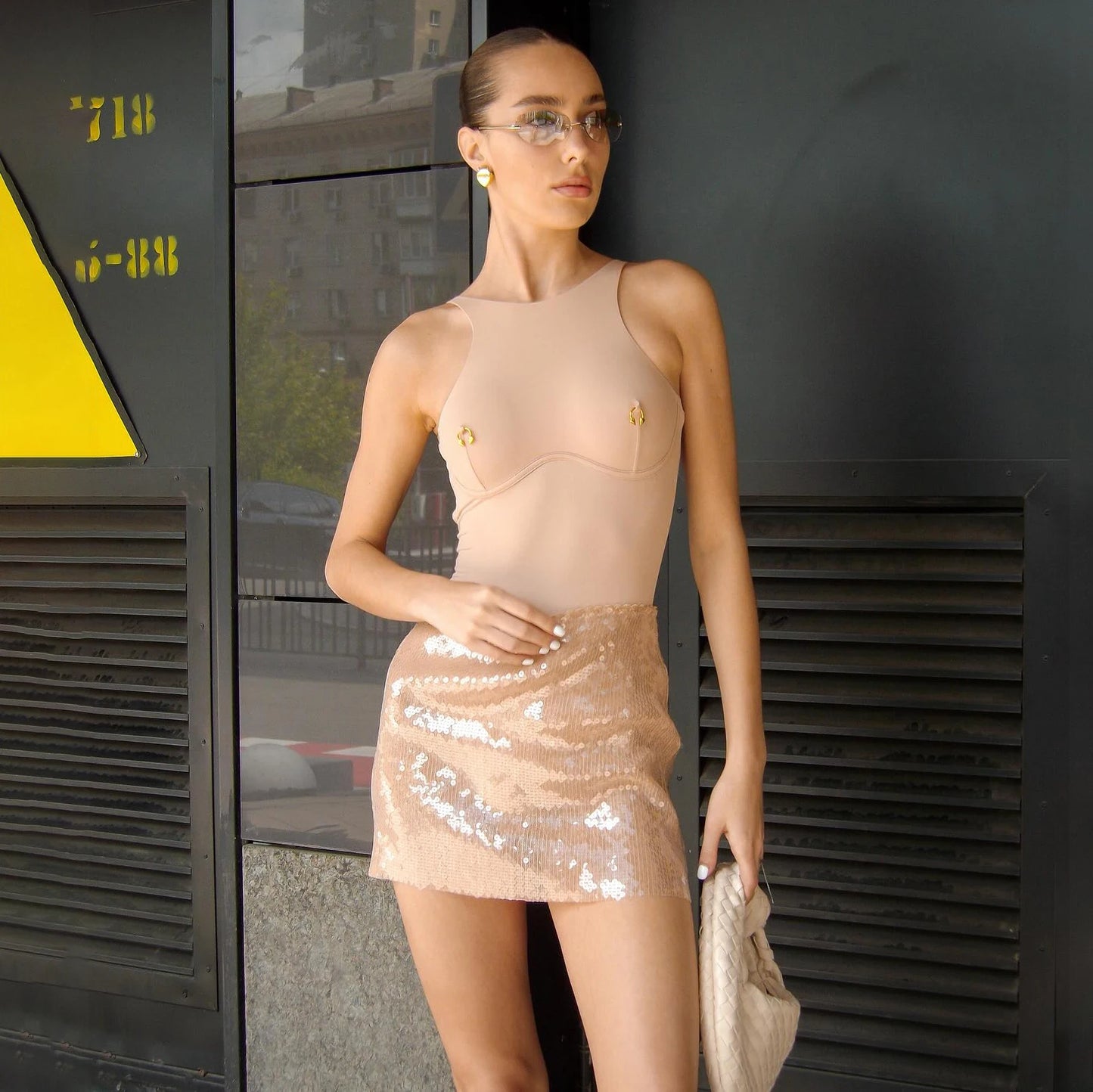 Body modelujące i cekinowa spódniczka