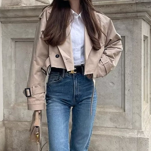 Krótki beżowy trencz