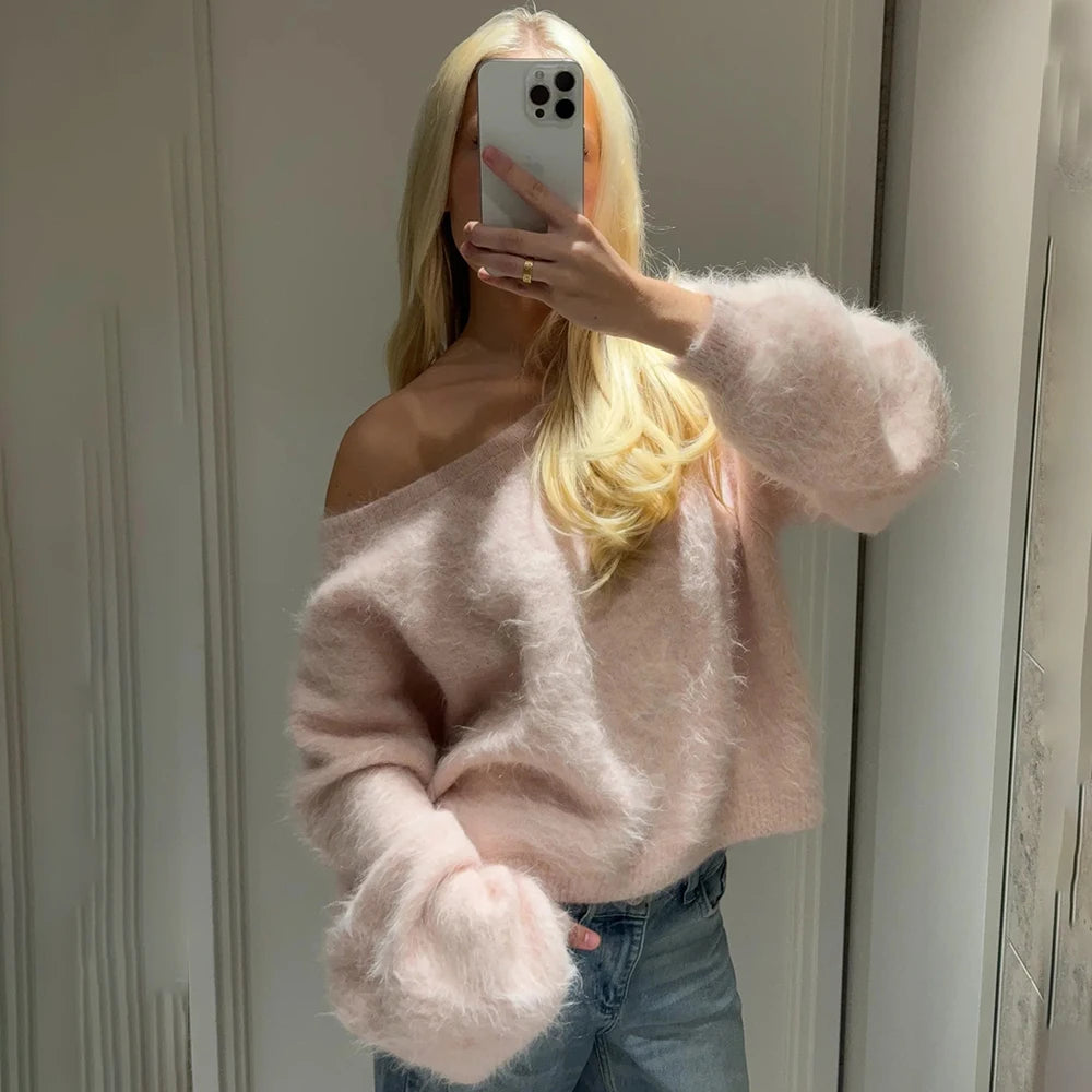 Puszysty sweter oversize z odkrytym ramieniem