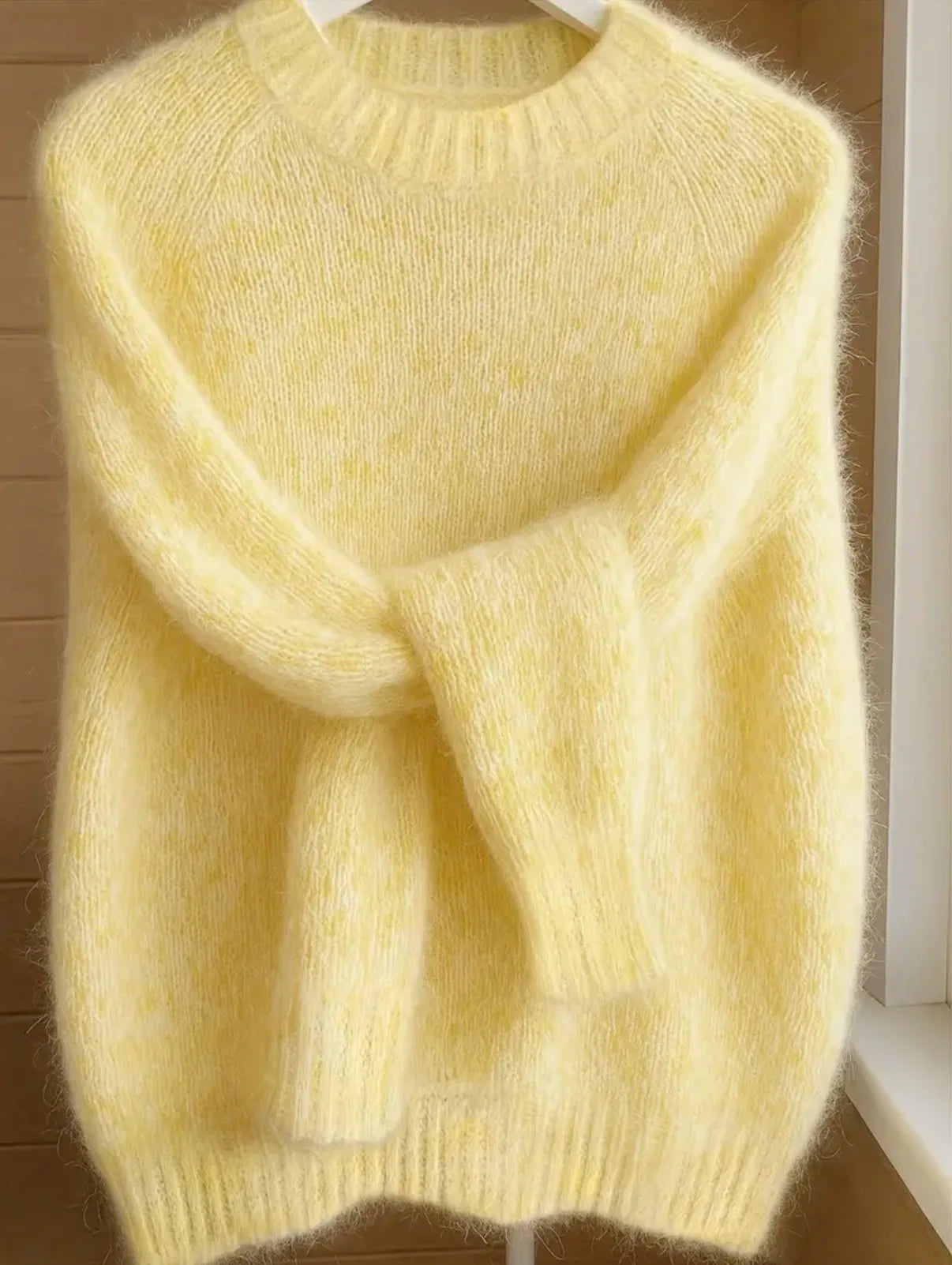 Pastelowy miękki sweter z długim rękawem