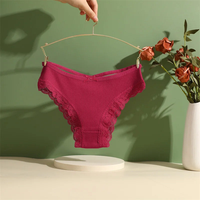 Figi z koronkowym wykończeniem - 3 sztuki