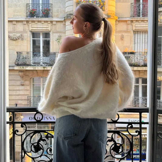 Puszysty sweter oversize z odkrytym ramieniem