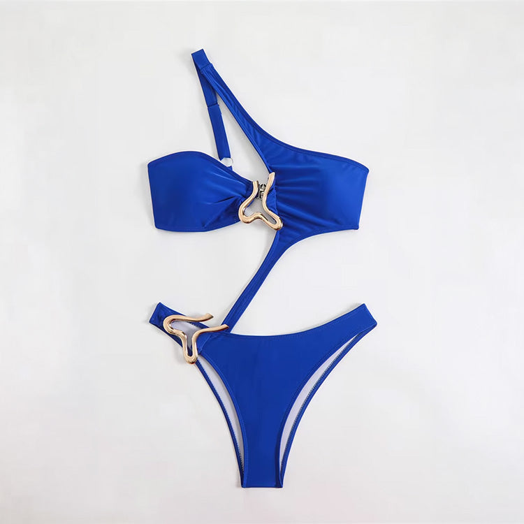 Asymetryczny strój kąpielowy z ozdobnymi detalami