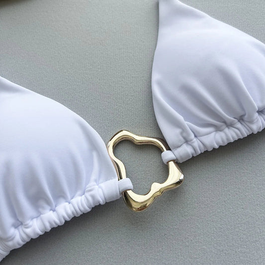 Bikini ze złotym akcentem