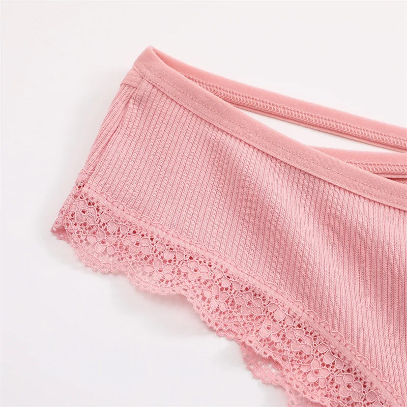 Figi z koronkowym wykończeniem - 3 sztuki