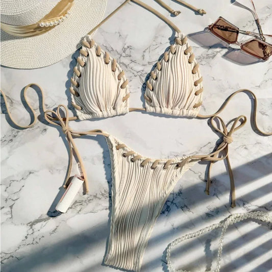 Bikini z ozdobnymi szwami