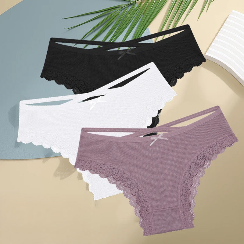 Figi z koronkowym wykończeniem - 3 sztuki