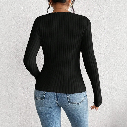 Sweter z dekoltem w serce