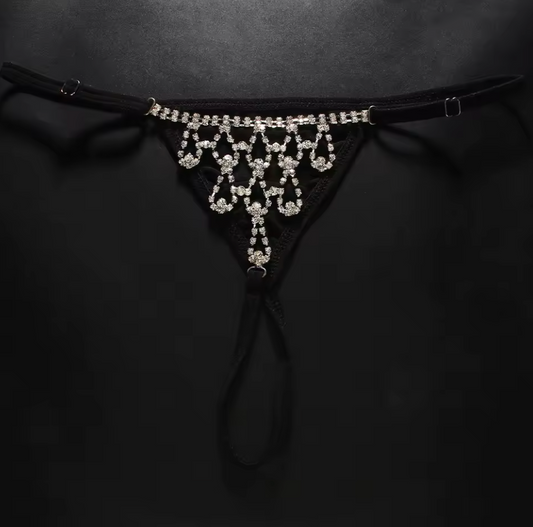 Czarne stringi z ozdobnym tyłem