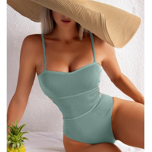 Jednoczęściowy strój z wycięciami