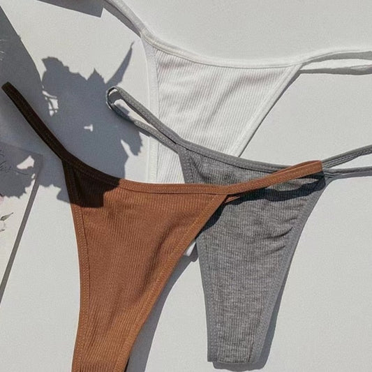 Materiałowe stringi z paskiem